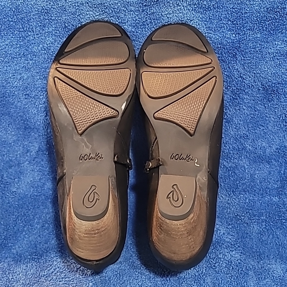 OluKai Ho'Ohilu Woman's Boot. SIZE 10. 3 Inch heels. Box included - Picture 7 of 9